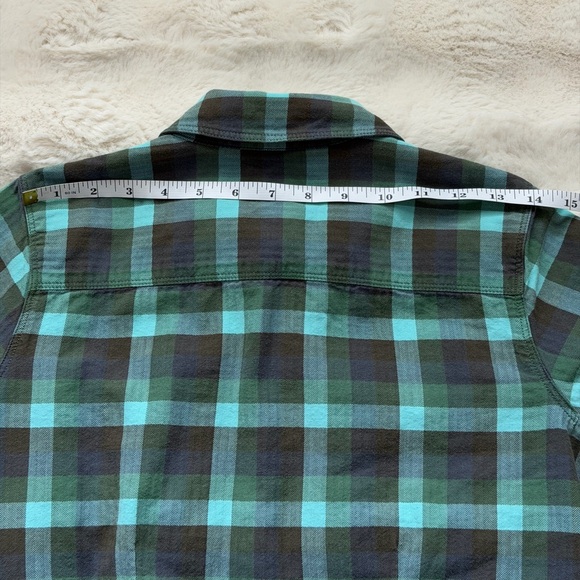 The North Face Women’s Fitted Plaid Cotton Roll-Tab Button Down Shirt - Picture 15 of 16